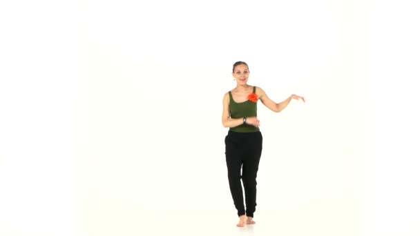 Continuer de danser pieds nus élégant jeune femme latine sociale sur un blanc 