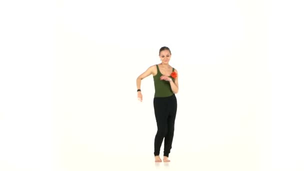 Seguir bailando descalzo elegante mujer joven latina social en un blanco — Vídeo de stock