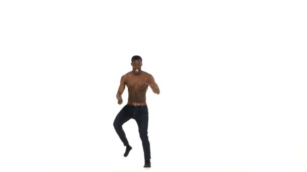 Afro americano uomo ballerino danza a piedi nudi latina danza su bianco — Video Stock