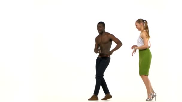 Социальные латиноамериканские танцоры, европейская девушка и афро-американец с обнаженным туловищем продолжают танцевать на белом — стоковое видео
