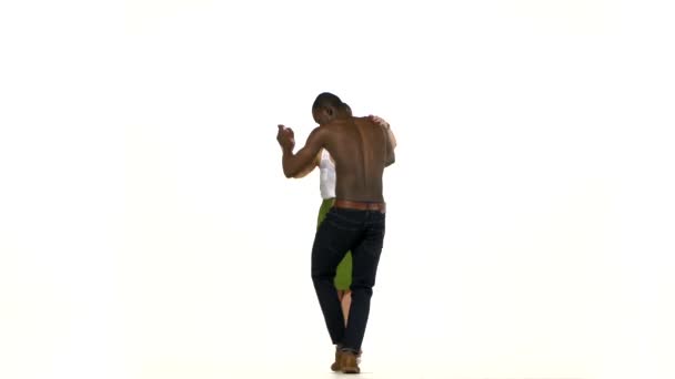 Meisje en Afro Amerikaanse man met naakte torso, sociale Latino dansers dansen op wit — Stockvideo