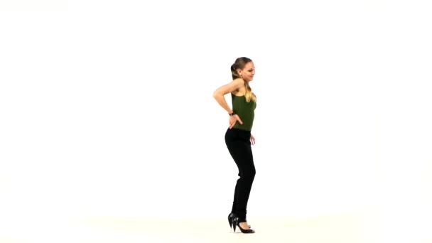 Commencer à danser jeune belle femme latine sociale sur un blanc 