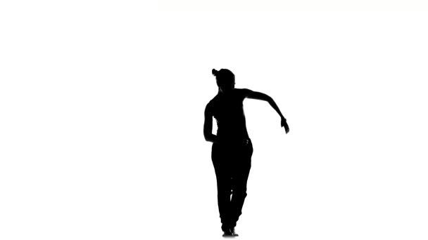 Λεπτή επαγγελματίας χορεύτρια εκτελεί κοινωνικό Λάτιν χορό, σε λευκό, σιλουέτα — Αρχείο Βίντεο