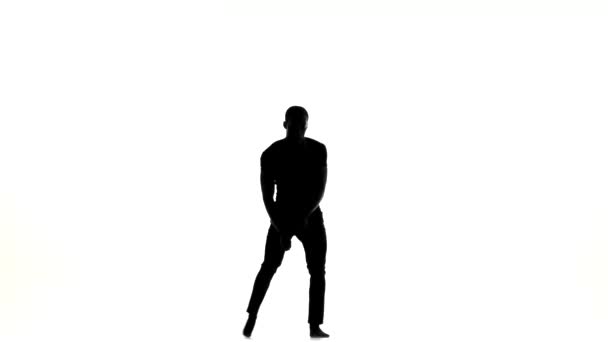 Αφροαμερικανός άντρας χορεύτρια χορεύει ξυπόλητος λατίνα χορό σε λευκό, σιλουέτα — Αρχείο Βίντεο