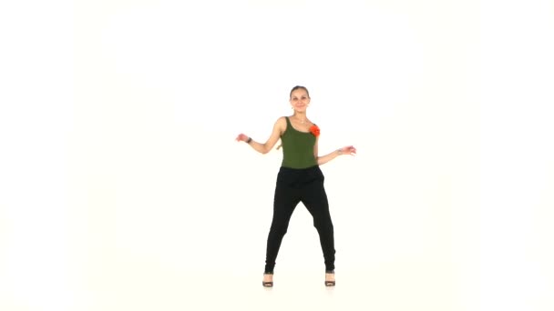 Όμορφη χορεύτρια γυναίκα πάει στο χορό κοινωνικός Λατίνο χορό ξυπόλητος, σε λευκό — Αρχείο Βίντεο