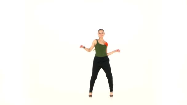 Belle danseuse femme continuer à danser social latino danse pieds nus, sur blanc 