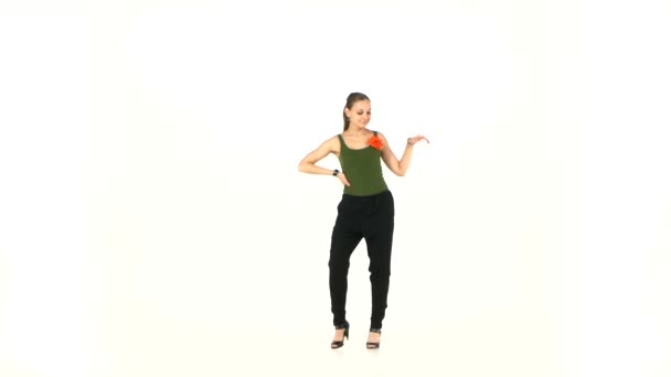 Jeune belle danseuse latino sociale dansant sur blanc 