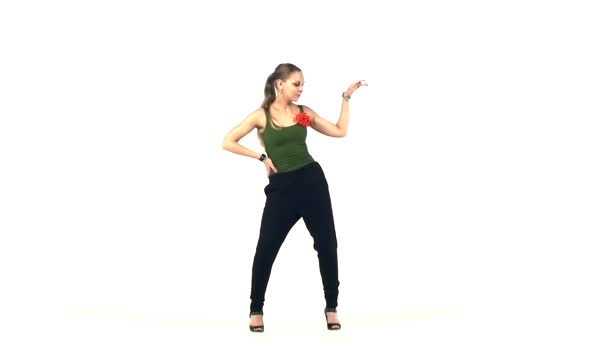 Jeune danseuse sociale latina continuer à danser, sur blanc, au ralenti 