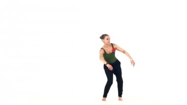 Çekici sosyal latin dansçı kız beyaz, yavaş hareket, dans hamle yapma