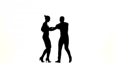 Çekici sosyal latino dansçılar çift, Avrupalı kız ve afro Amerikan adam beyaz dans devam, yavaş hareket, siluet