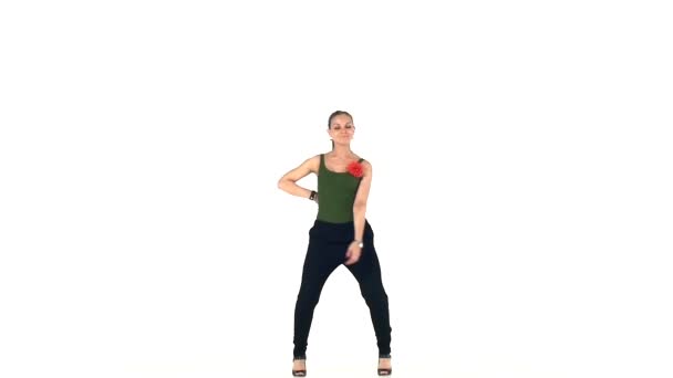 Gå på Dancing Barefoot snygg ung kvinna social Latina på en vit, slow motion — Stockvideo