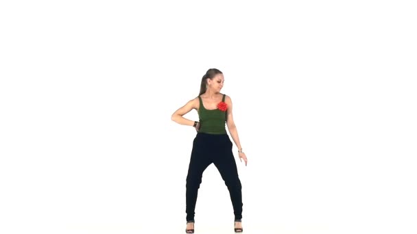 Dançando elegante jovem, atraente mulher latina social em um branco, câmera lenta — Vídeo de Stock