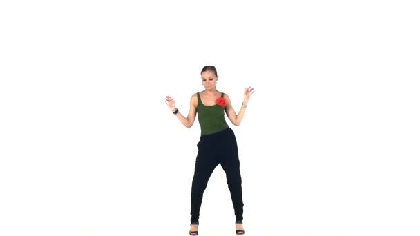 Начинаем танцевать молодую красивую женщину социальную латину на белом, замедленном движении — стоковое видео