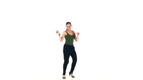 Belle danseuse femme commence à danser social latino danse pieds nus, sur blanc, au ralenti 