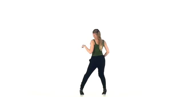 Belle danseuse latine en action, au ralenti blanc 