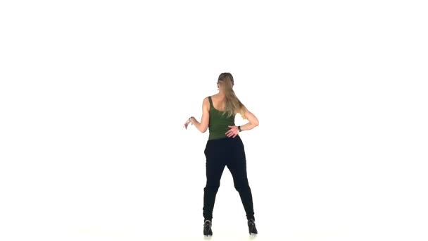 Jeune danseuse latine sociale continuer à danser, sur blanc, au ralenti 