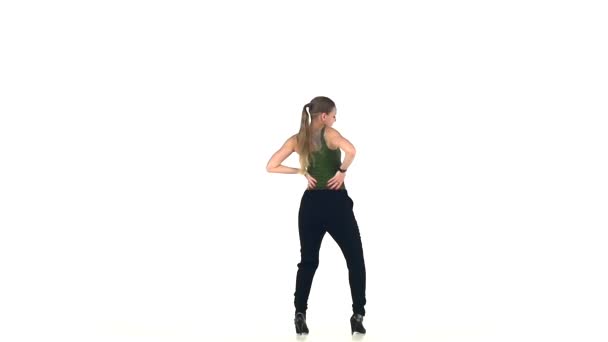 Молодая социальная танцовщица продолжает танцевать, на белом, замедленном движении — стоковое видео