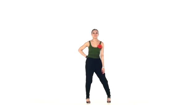 Jeune danseuse latine sociale continue à danser, au ralenti, blanc 