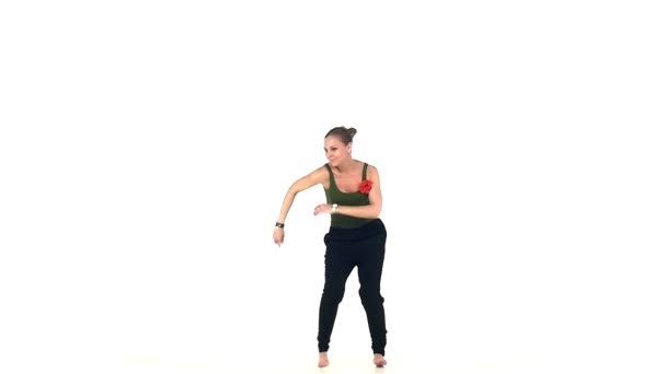 Giovane ballerina latina sociale che inizia a muoversi ballando, sul bianco, al rallentatore — Video Stock