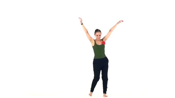 Joven bailarina social latina comienza a moverse bailando, en blanco, cámara lenta — Vídeo de stock