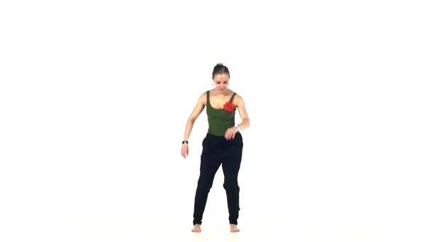 Jeune fille danseuse latine sociale profiter de danse émouvante, sur blanc, ralenti 