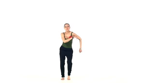 Όμορφη κοινωνική Λάτιν χορεύτρια κορίτσι που κάνει κινήσεις χορό, σε λευκό, αργή κίνηση — Αρχείο Βίντεο