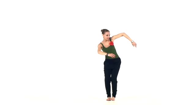 Social latin dansare flicka gör flyttar dans, på vit, slow motion — Stockvideo