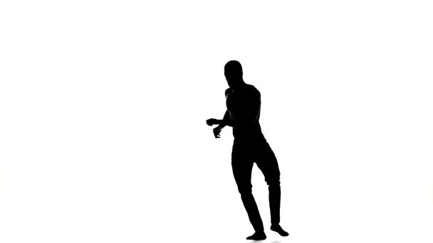 Afro américain homme danseur dansant pieds nus latina danse sur blanc, silhouette, slow motion — Video