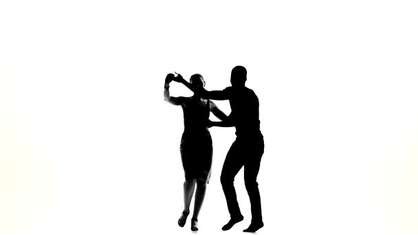 Deux danseuses latino en action, silhouette, sur fond blanc, ralenti — Video