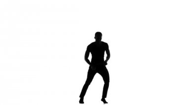 Mutlu afro amerikan erkek dansçı dans latina dans beyaz, yavaş hareket, siluet