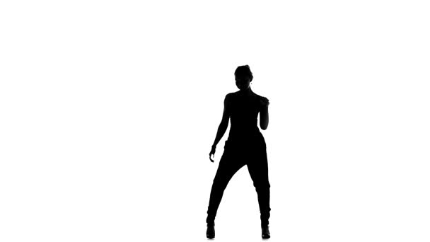 Молодая социальная танцовщица продолжает танцевать, на белом, замедленном движении, силуэте — стоковое видео
