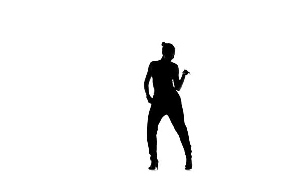 Όμορφη κοινωνική Λάτιν χορεύτρια κορίτσι που κάνει κινήσεις χορό, σε λευκό, αργή κίνηση, σιλουέτα — Αρχείο Βίντεο