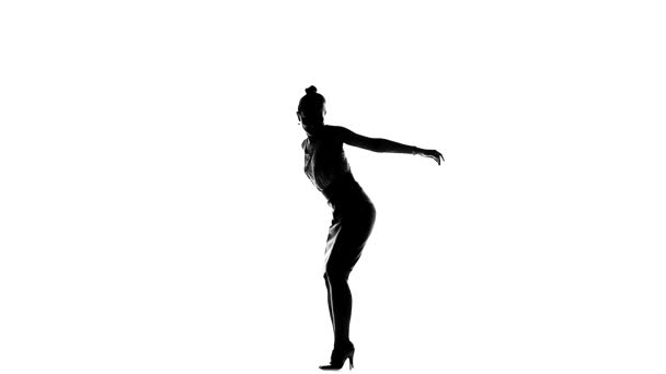 Bailarina latina social alta haciendo movimientos bailando, en blanco, cámara lenta, silueta — Vídeos de Stock