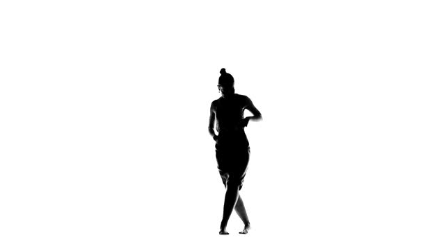 Ελκυστικό, υπέροχο κορίτσι που χορεύει κοινωνικούς Λατίνους χορευτές σε λευκό, αργή κίνηση, σιλουέτα — Αρχείο Βίντεο