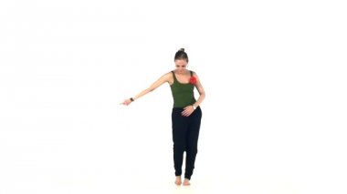 Uzun boylu, güzel sosyal latin dansçı kız beyaz, yavaş hareket, dans hamle yapma