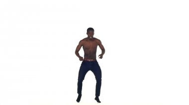 Beyaz, yavaş hareket latina dans başlayan çıplak gövde ile Afro amerikan erkek dansçı