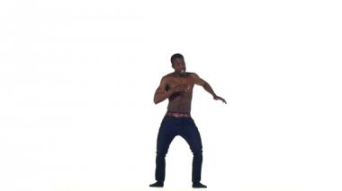 Afro amerikan erkek dansçı beyaz, yavaş hareket sosyal latina dans keyfini çıkarın