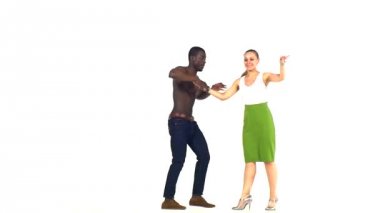 Sosyal latino dansçılar çift, Avrupalı kız ve afro Amerikan adam beyaz dans başlar, yavaş hareket