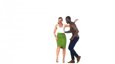 Sosyal latino dansçılar çift beyaz, yavaş hareket üzerinde dans devam