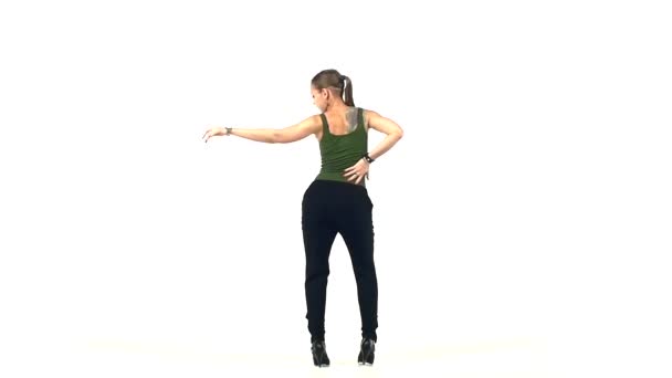 Tall social latin dansare flicka gör flyttar dans, på vit, slow motion — Stockvideo