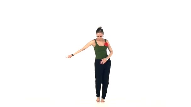 Tall, vacker social latin dansare flicka gör flyttar dans, på vit, slow motion — Stockvideo