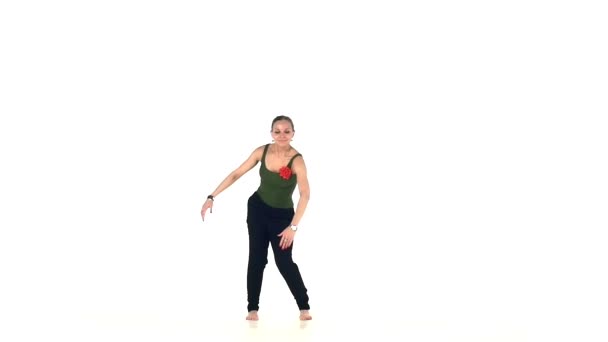 Talentueuse dame dansant danse latine sociale, slow motion 