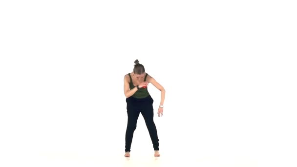 Красивая, европейская леди танцует социальный латинский танец, замедленная съемка — стоковое видео