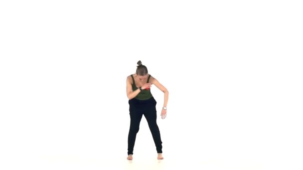 Belle dame européenne dansant danse latine sociale, ralenti 