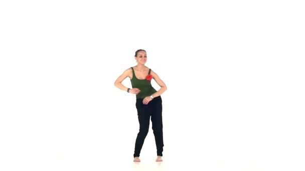 Krásná, dáma si vychutnejte stěhování tance ze sociálského tance, pomalý pohyb — Stock video