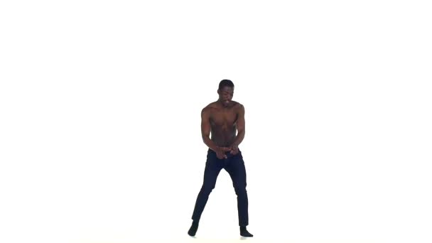 Αφροαμερικανός άντρας χορεύτρια χορεύει ξυπόλητος λατίνα χορό σε λευκό, αργή κίνηση — Αρχείο Βίντεο