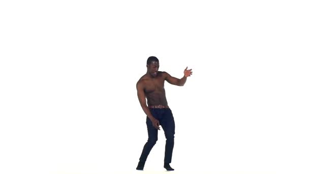 Lycklig afro amerikansk man dansare dansar Latina Dans på vit, slow motion — Stockvideo