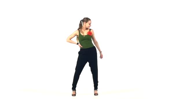 Κορίτσι που χορεύει κοινωνικούς Λατίνους χορευτές σε λευκό, αργή κίνηση — Αρχείο Βίντεο