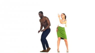 Sosyal latin dansçılar Modern çift beyaz, yavaş hareket üzerinde dans devam