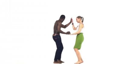 Sosyal latin dansçılar Profesyonel çift beyaz, yavaş hareket dans devam